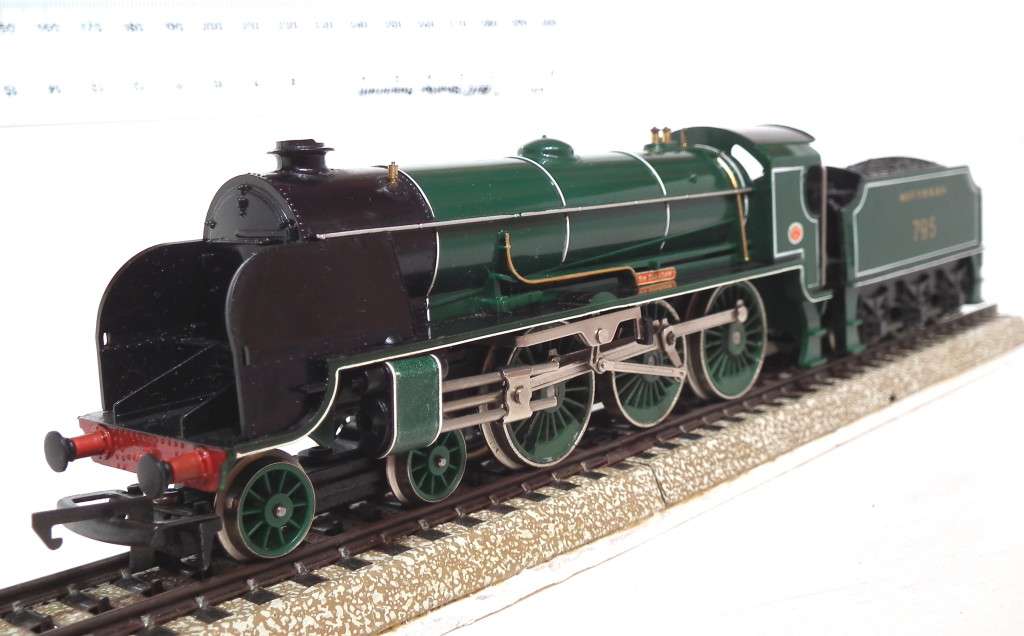 HORNBY OO: English `Sir Dinadan` Steam Loco with Tender (R154-010) in Good Used Condition (England)