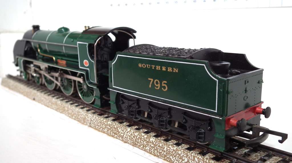 HORNBY OO: English `Sir Dinadan` Steam Loco with Tender (R154-010) in Good Used Condition (England)