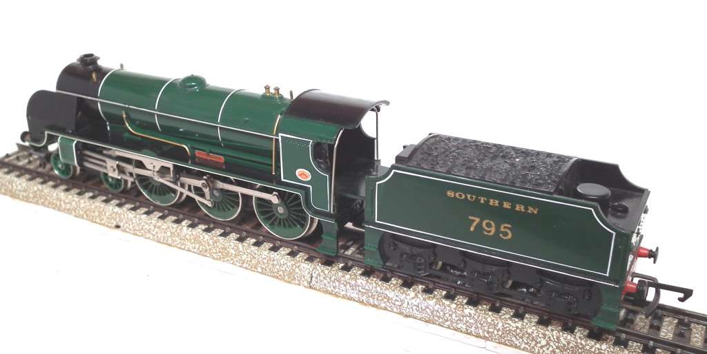HORNBY OO: English `Sir Dinadan` Steam Loco with Tender (R154-010) in Good Used Condition (England)
