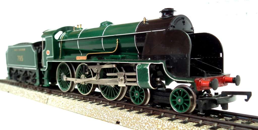 HORNBY OO: English `Sir Dinadan` Steam Loco with Tender (R154-010) in Good Used Condition (England)