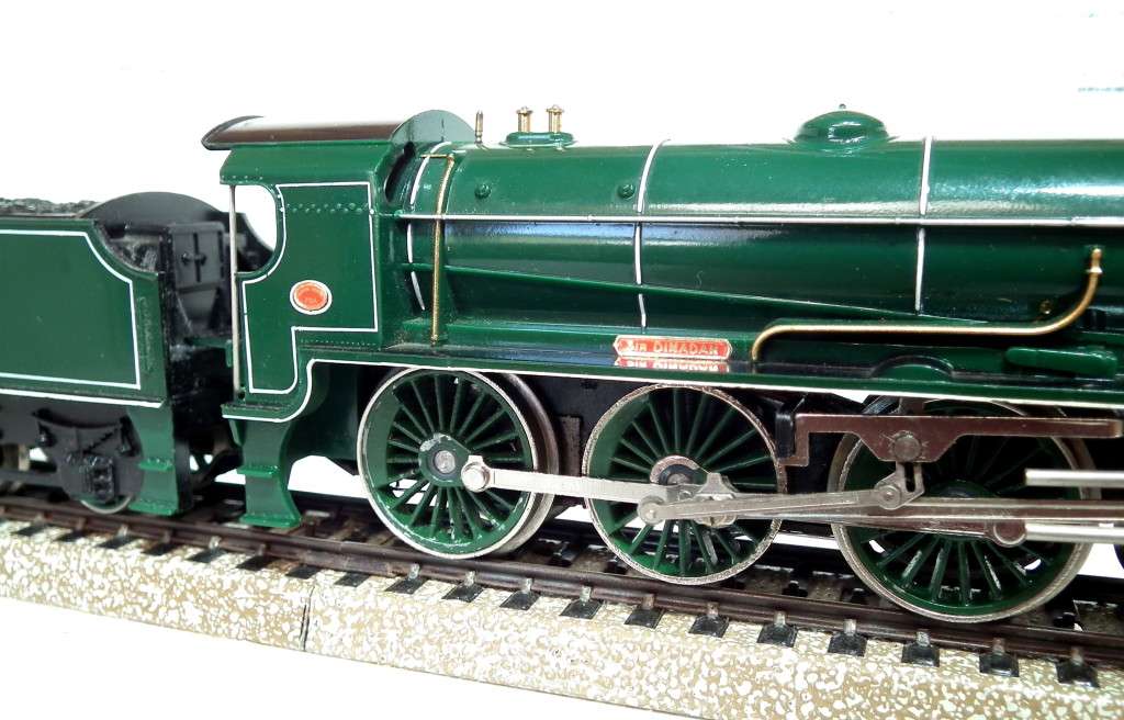 HORNBY OO: English `Sir Dinadan` Steam Loco with Tender (R154-010) in Good Used Condition (England)