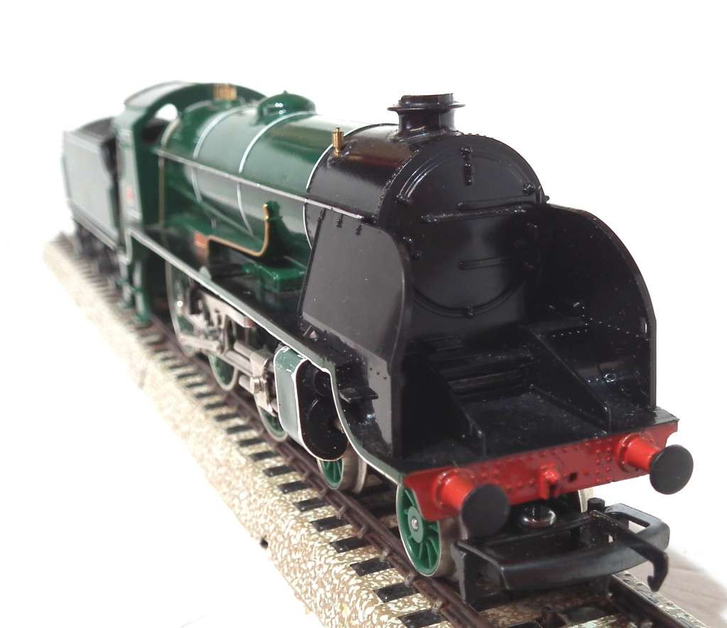 HORNBY OO: English `Sir Dinadan` Steam Loco with Tender (R154-010) in Good Used Condition (England)