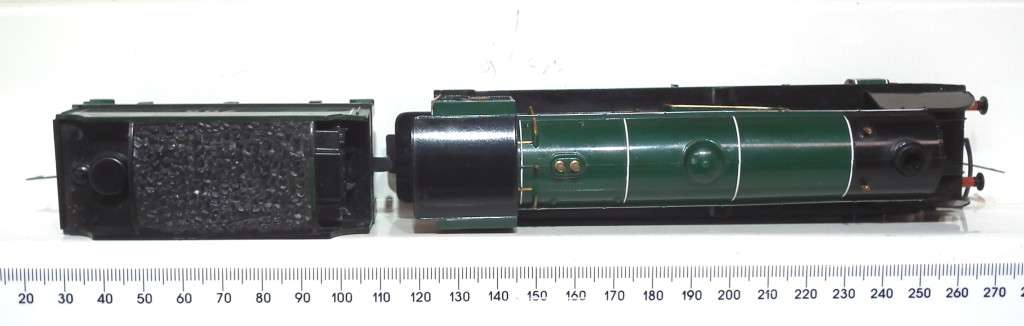 HORNBY OO: English `Sir Dinadan` Steam Loco with Tender (R154-010) in Good Used Condition (England)