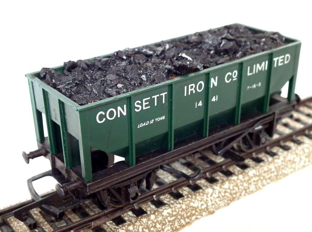 HORNBY OO:  English Iron Car with Coal Load in Good Un-boxed condition(England)