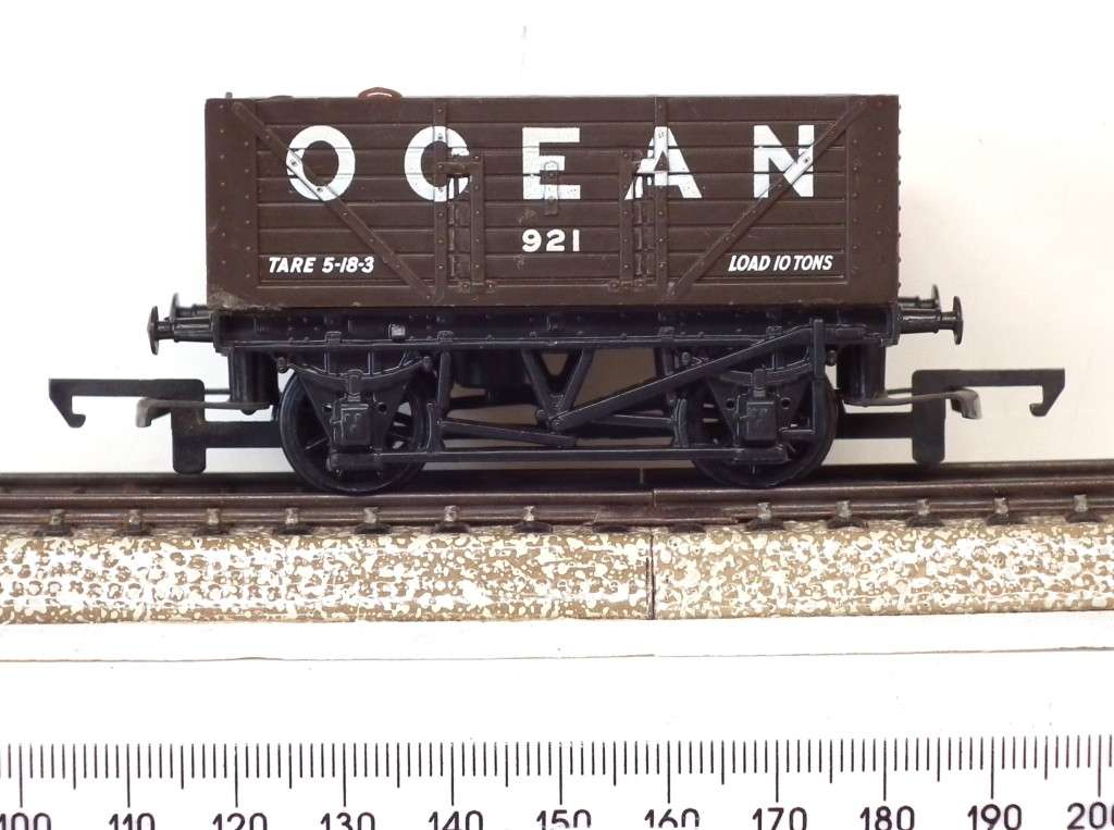 HORNBY OO:  English Freight Car with Milk Can Load in Good Un-boxed condition(England)