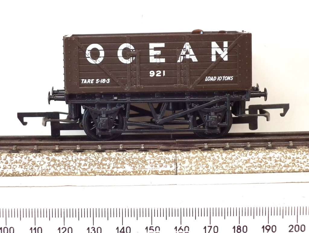 HORNBY OO:  English Freight Car with Milk Can Load in Good Un-boxed condition(England)