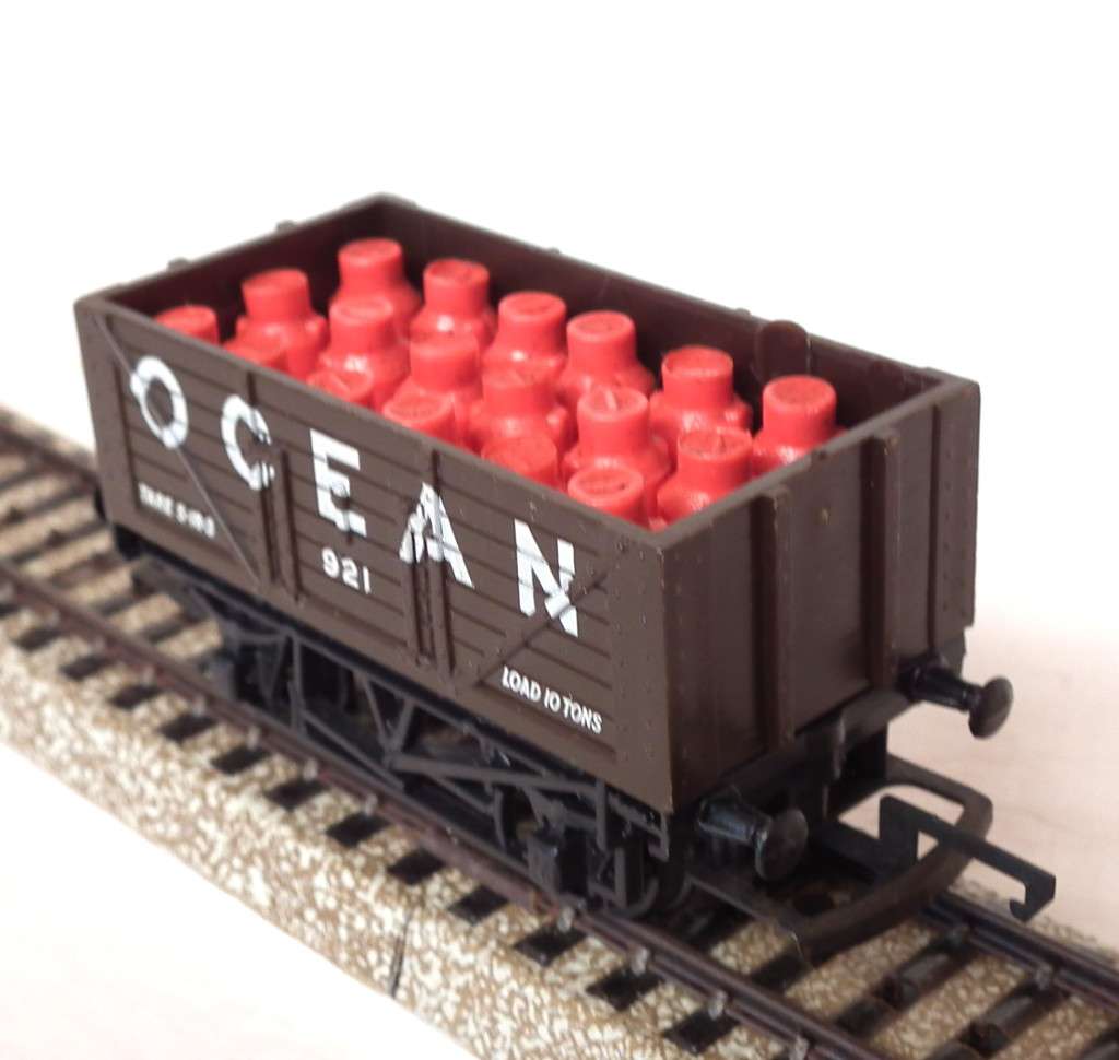 HORNBY OO:  English Freight Car with Milk Can Load in Good Un-boxed condition(England)