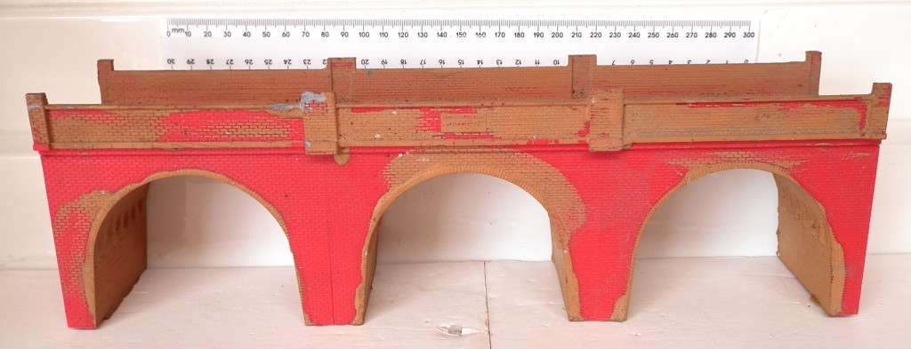 TRI-ANG OO:   Brick Wall Arch Bridge in Good, Used Un- Boxed Condition(England)