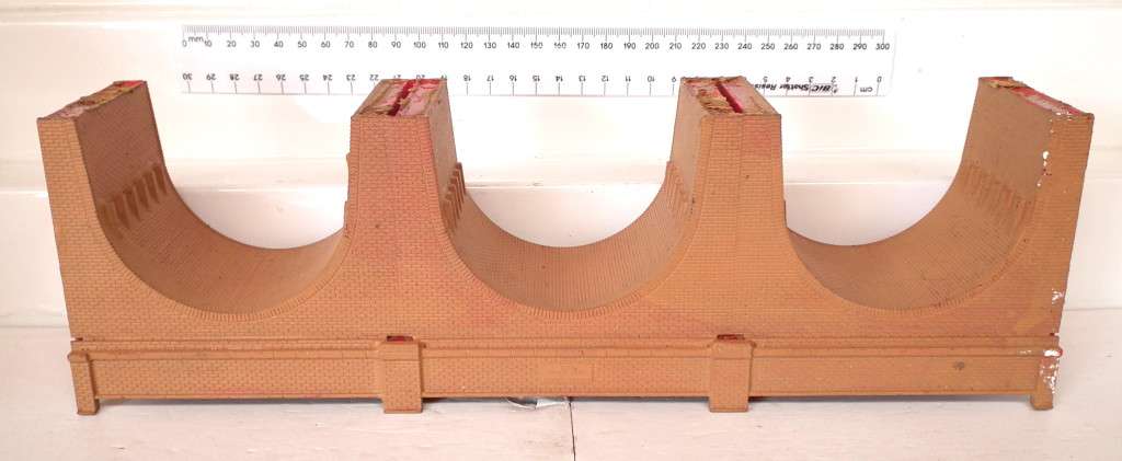 TRI-ANG OO:   Brick Wall Arch Bridge in Good, Used Un- Boxed Condition(England)