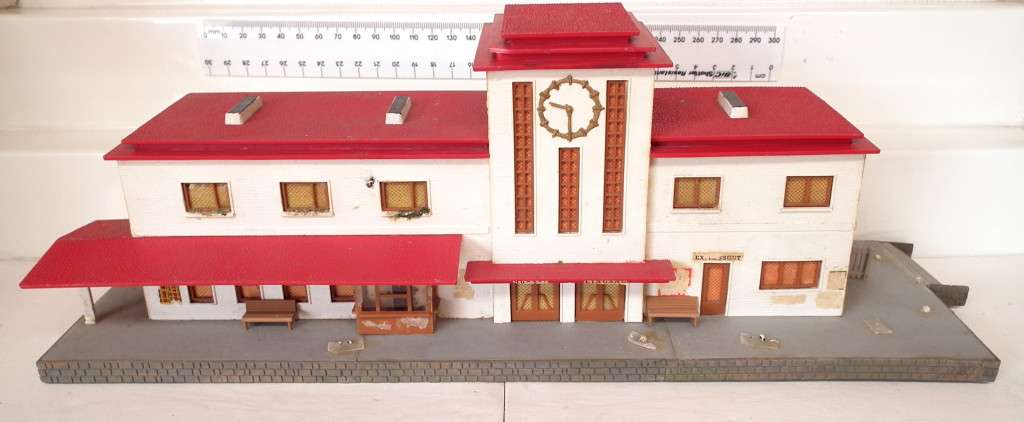 SCENERY HO?/OO  Large Station Building in FAIR Un-boxed and Used condition.