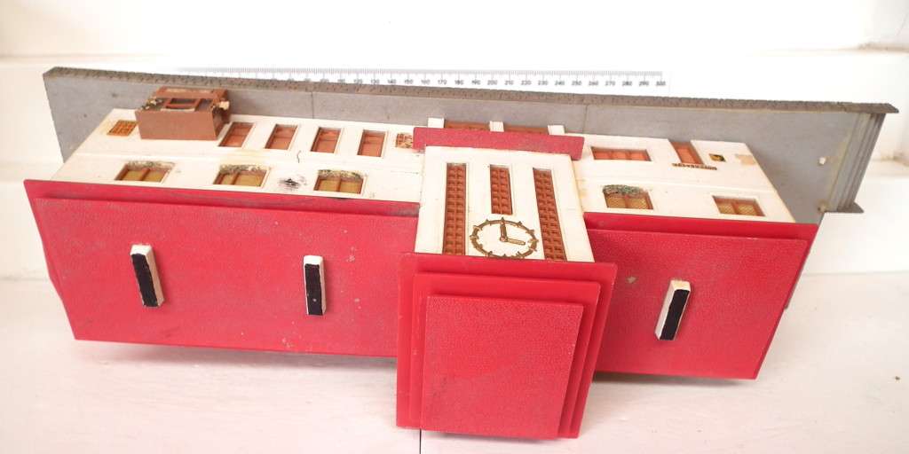 SCENERY HO?/OO  Large Station Building in FAIR Un-boxed and Used condition.