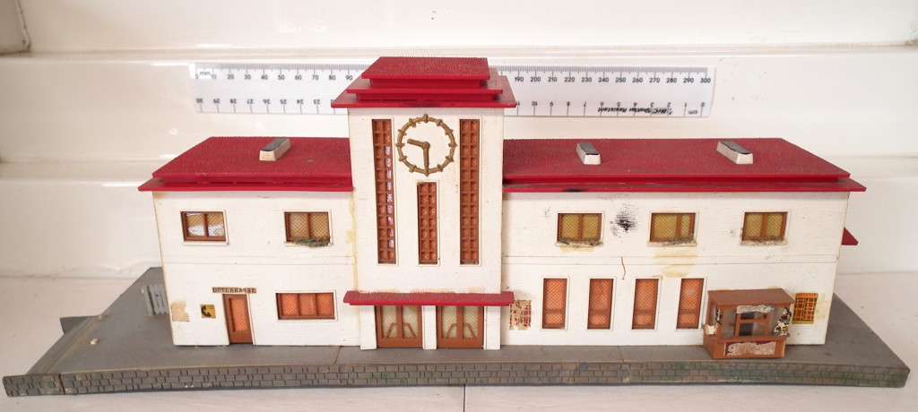 SCENERY HO?/OO  Large Station Building in FAIR Un-boxed and Used condition.