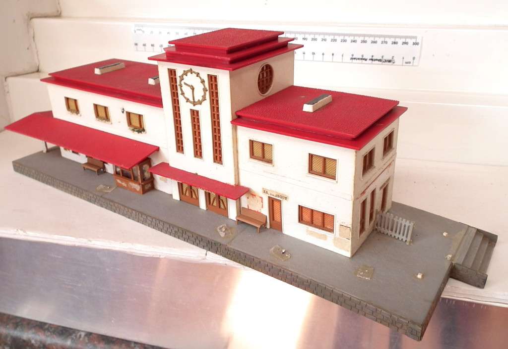 SCENERY HO?/OO  Large Station Building in FAIR Un-boxed and Used condition.
