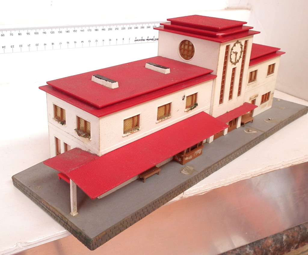 SCENERY HO?/OO  Large Station Building in FAIR Un-boxed and Used condition.