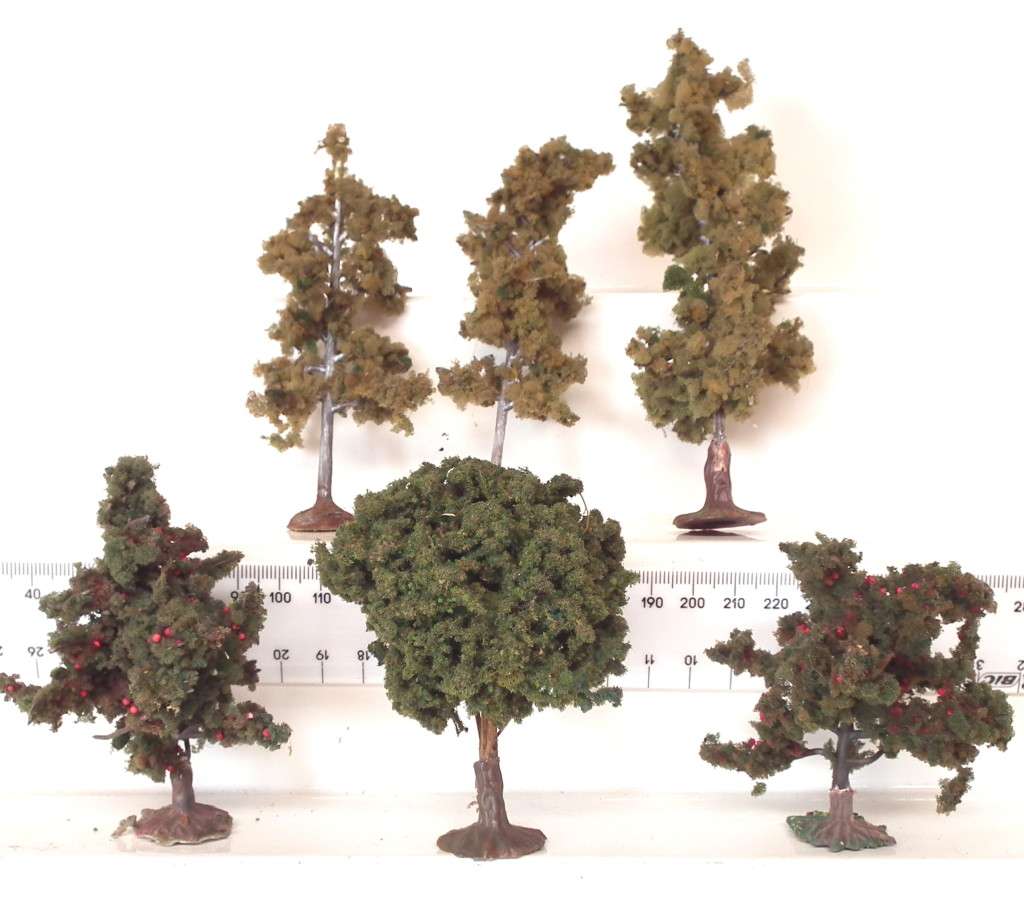 SCENERY OO: 5x Mixed  Trees in Good Used and  Un-boxed condition