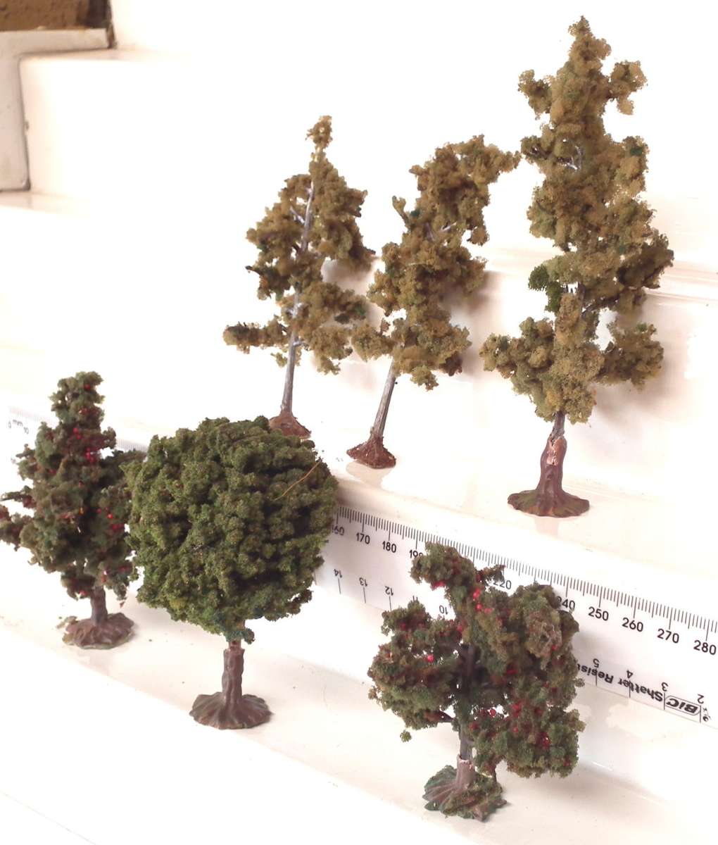 SCENERY OO: 5x Mixed  Trees in Good Used and  Un-boxed condition