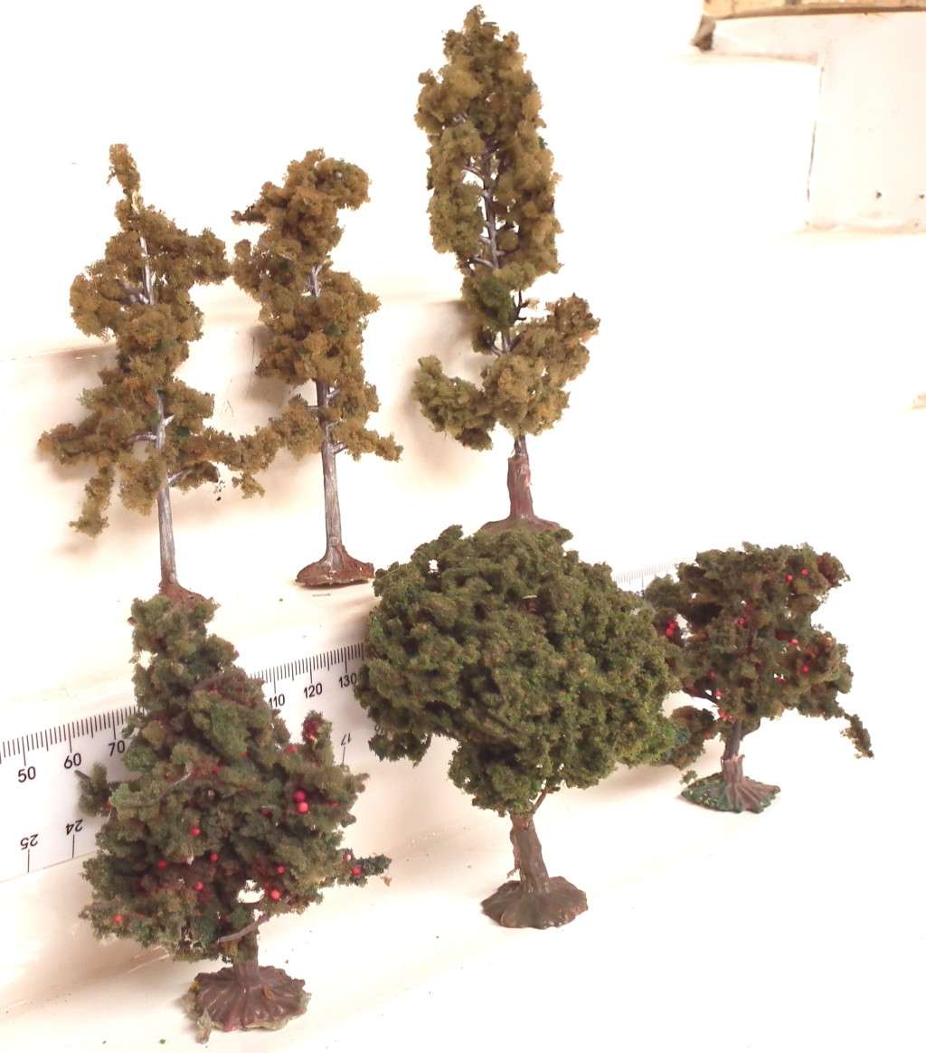 SCENERY OO: 5x Mixed  Trees in Good Used and  Un-boxed condition