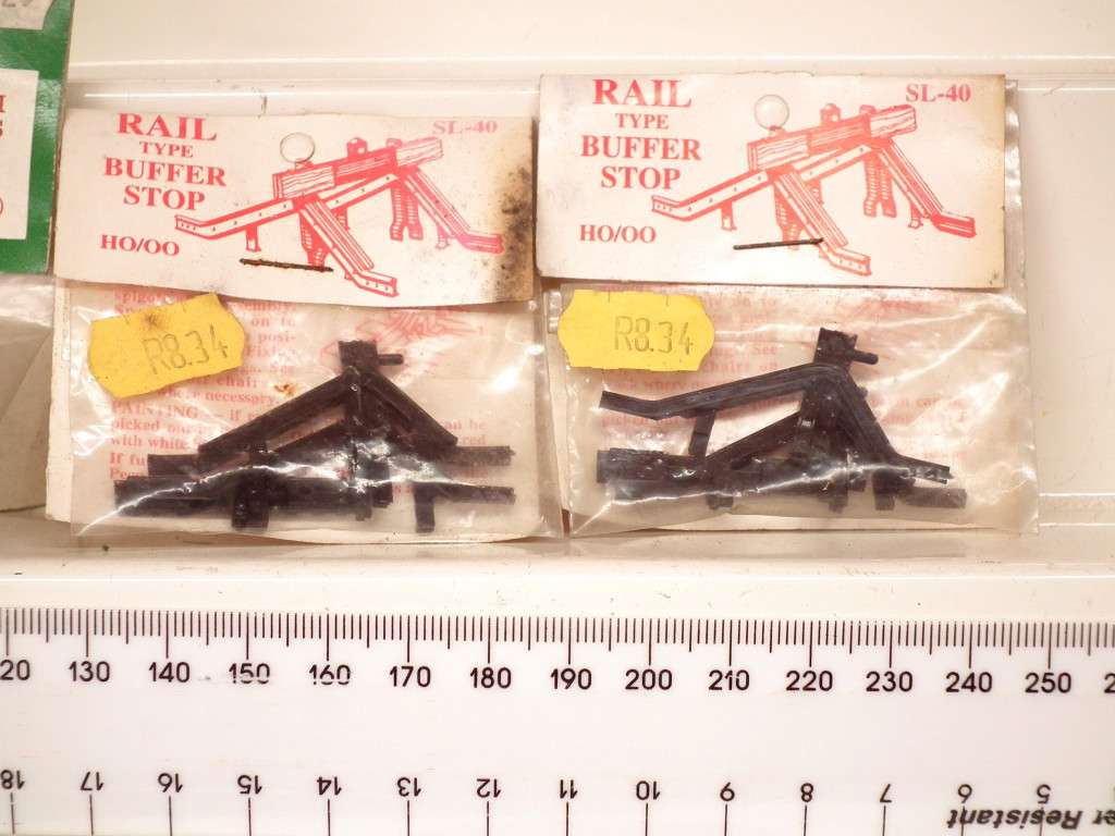 PECO  HO:  1x  Packet of 12 Platform Benches +2x  Track Ends Buffer Stops in Good Packaged Condition