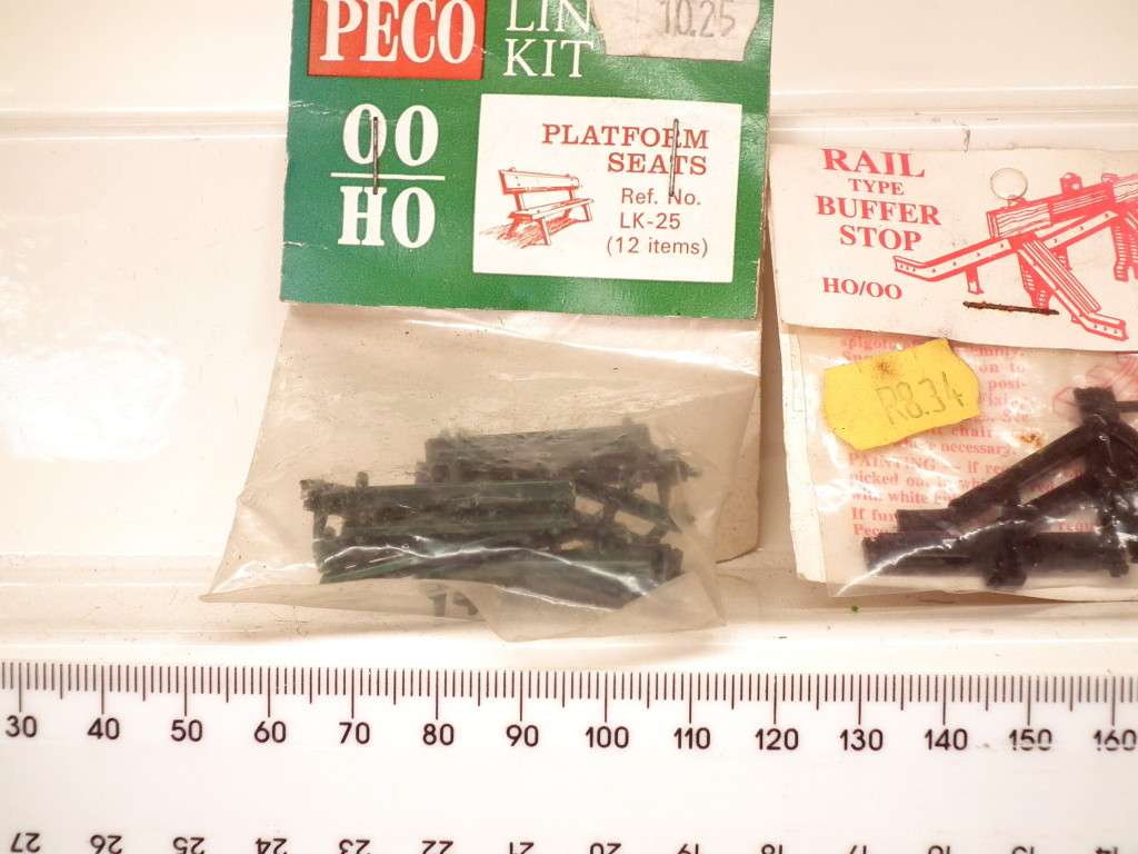 PECO  HO:  1x  Packet of 12 Platform Benches +2x  Track Ends Buffer Stops in Good Packaged Condition