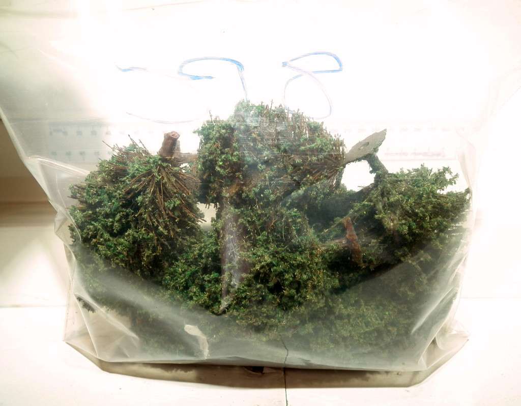 SCENERY OO: 8pc Mixed Trees in Fair Used and  Un-boxed condition