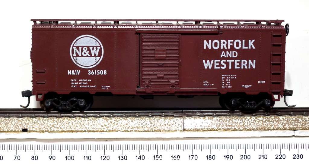 ATHEARN HO/OO: N&W 40` Box Car with Sliding Doors in Good un-boxed condition (USA)