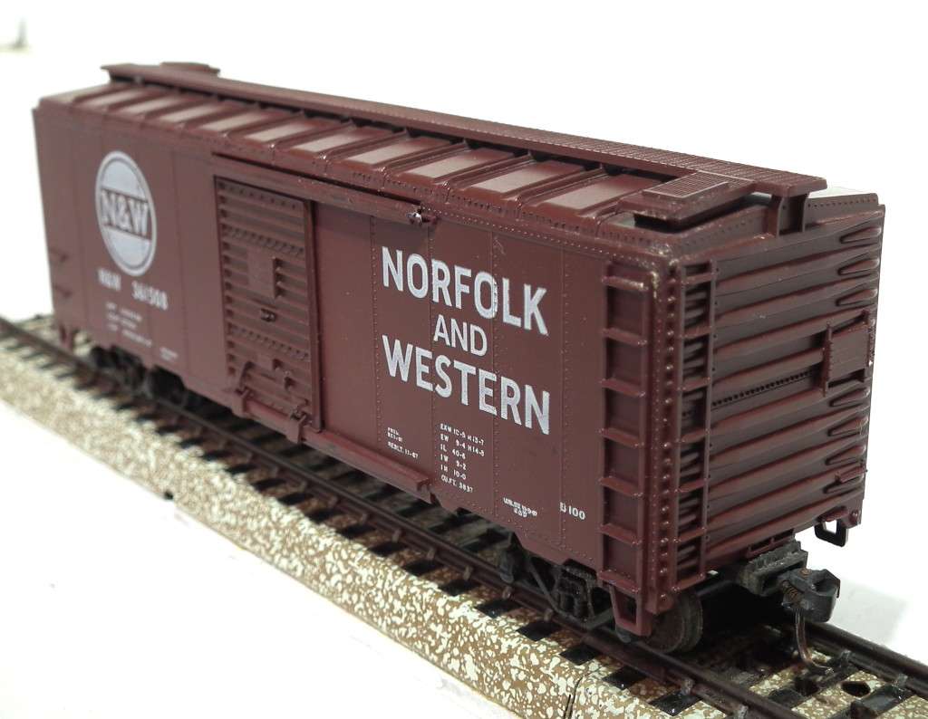 ATHEARN HO/OO: N&W 40` Box Car with Sliding Doors in Good un-boxed condition (USA)