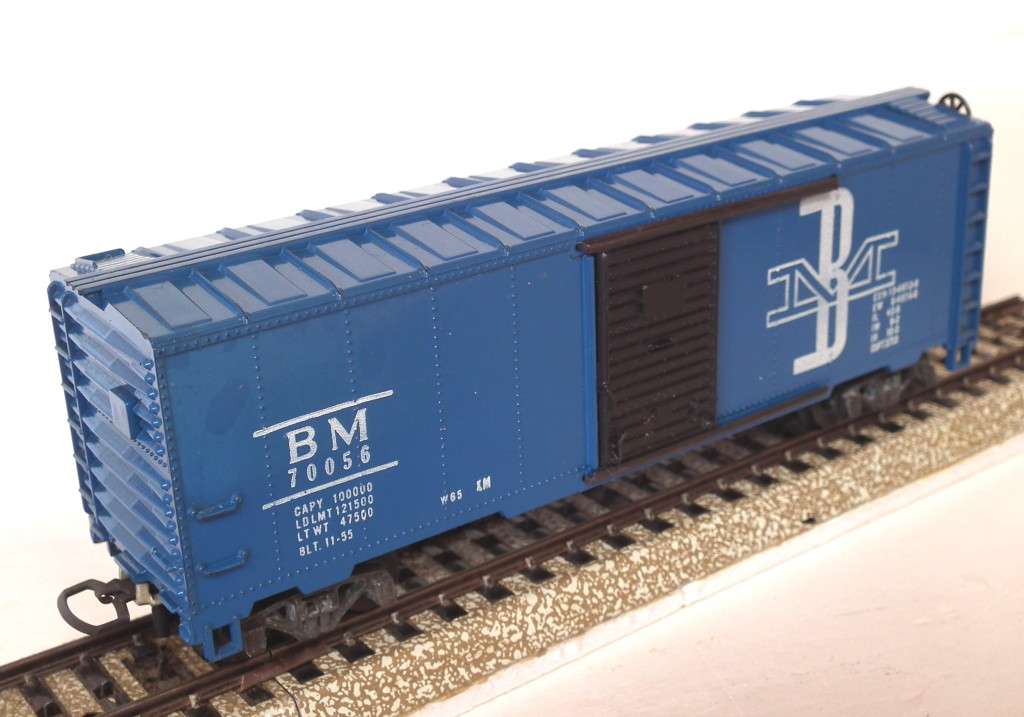MANTUA HO/OO: BM 40` Box Car with Sliding Doors in Fair un-boxed condition.