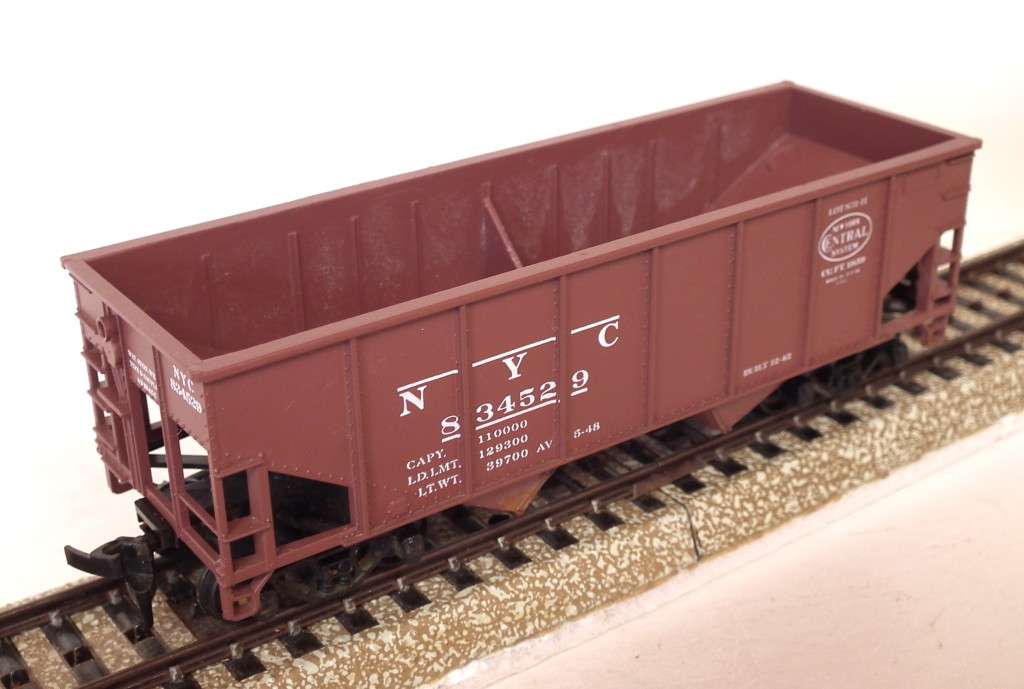 ATHEARN OO/HO: Vintage American 2 Bay Hopper in Fair used condition(USA)