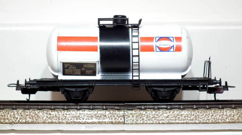 LIMA HO: European GULF Tanker Wagon in Good, Un-Boxed and Used Condition (Italy)