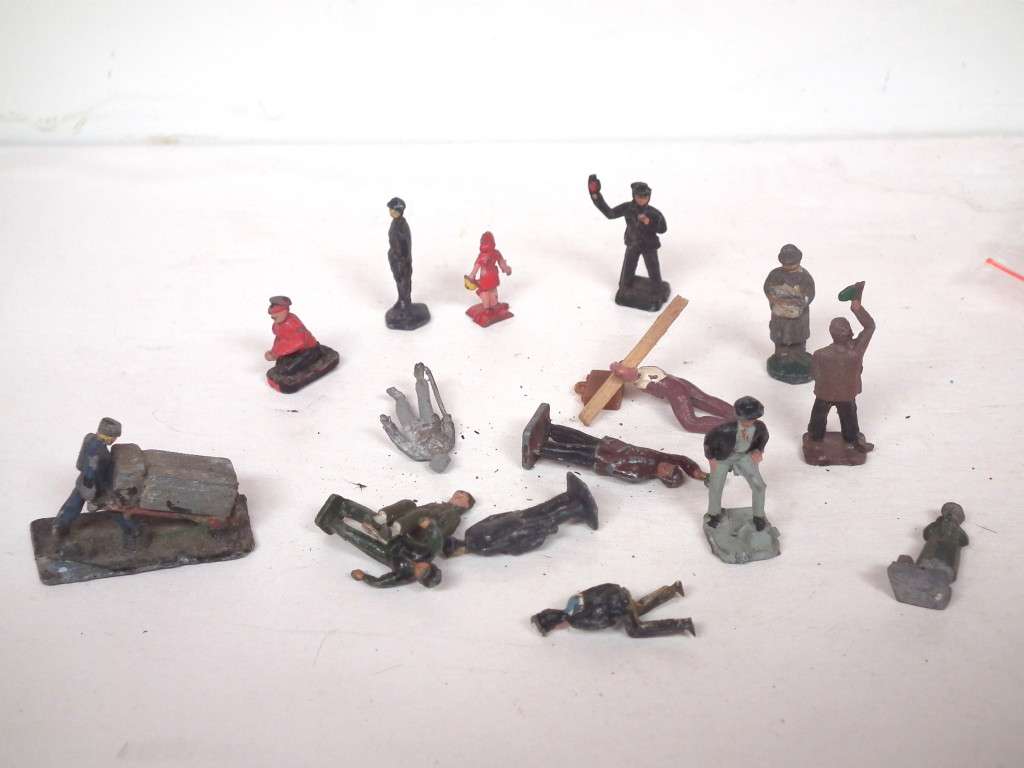 SCENERY HO: 16pc All Metal Human Station Platform Figures, in Fair Painted Condition.