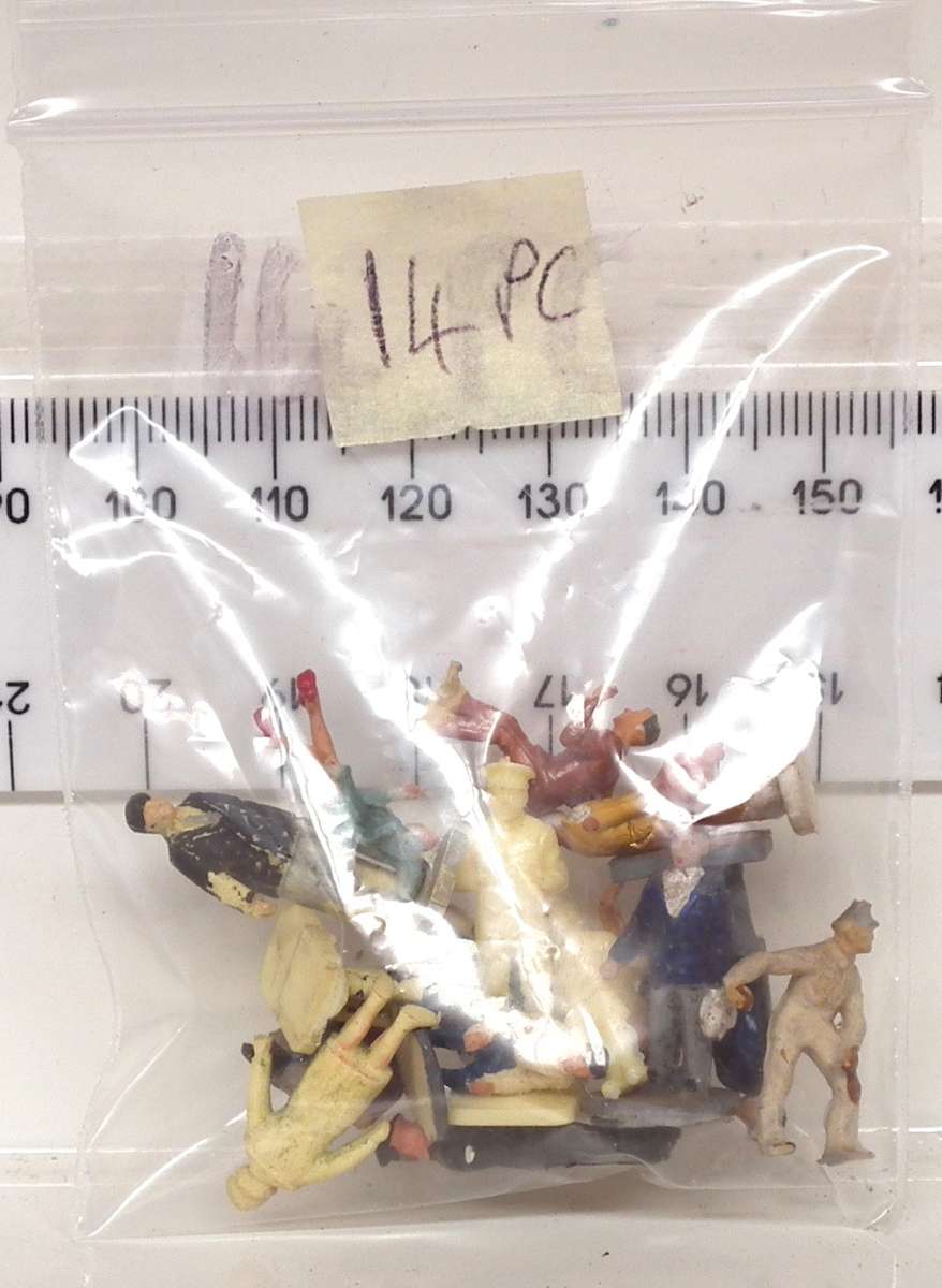 SCENERY HO: 14pc Plastic Human Station Platform Figures, in Fair Painted Condition.