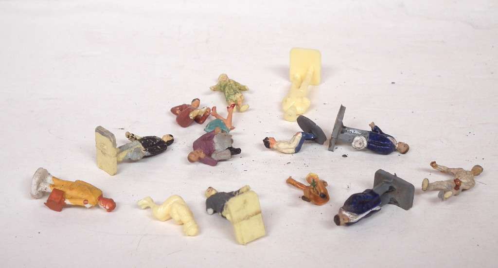 SCENERY HO: 14pc Plastic Human Station Platform Figures, in Fair Painted Condition.