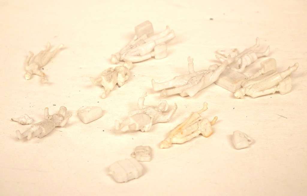 SCENERY HO: 15pc Detailed Plastic Human Station Platform Figures, in Fair Un-Painted Condition.