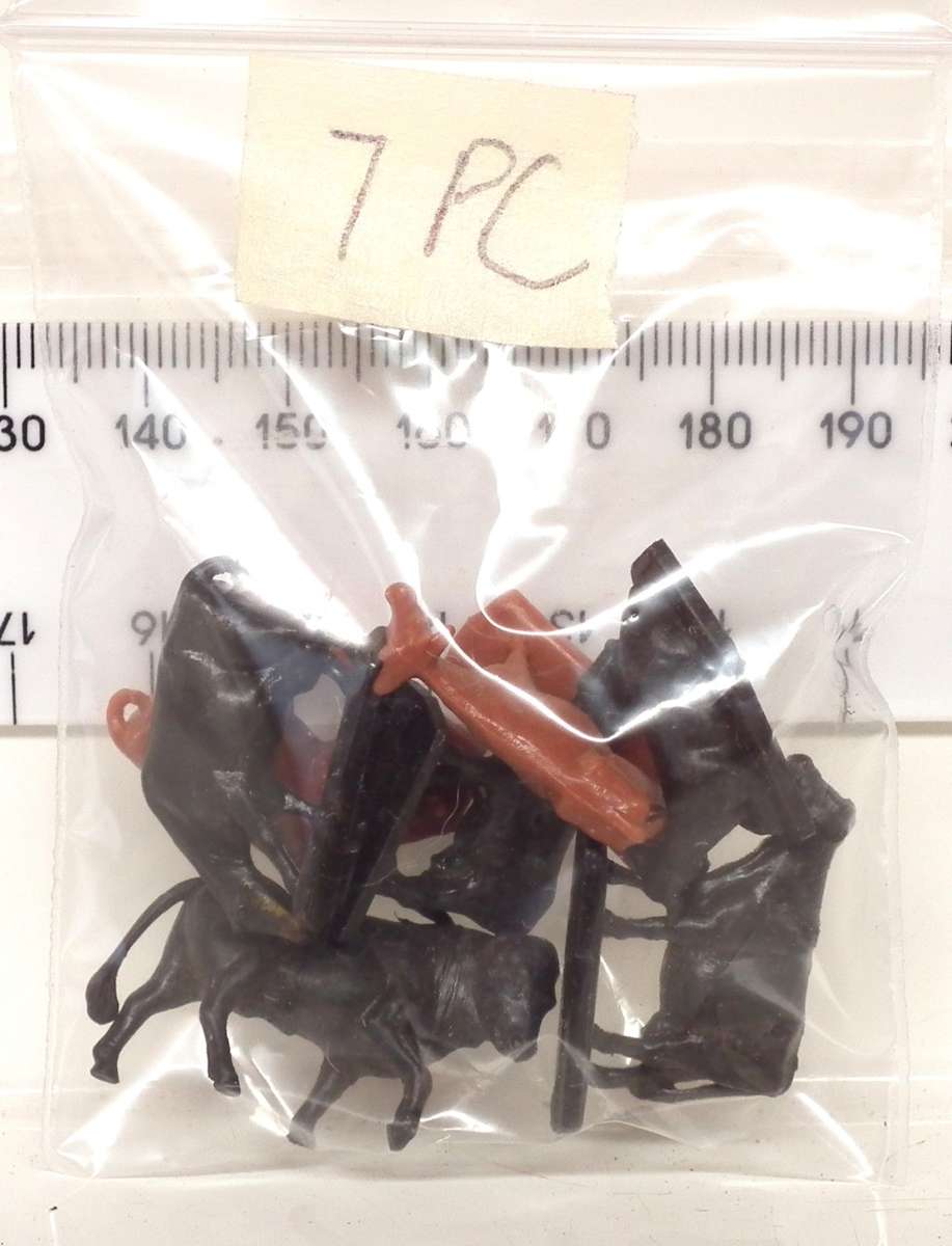 SCENERY HO: 7pc Detailed Plastic Cow Figures in Good Un-Painted Condition.