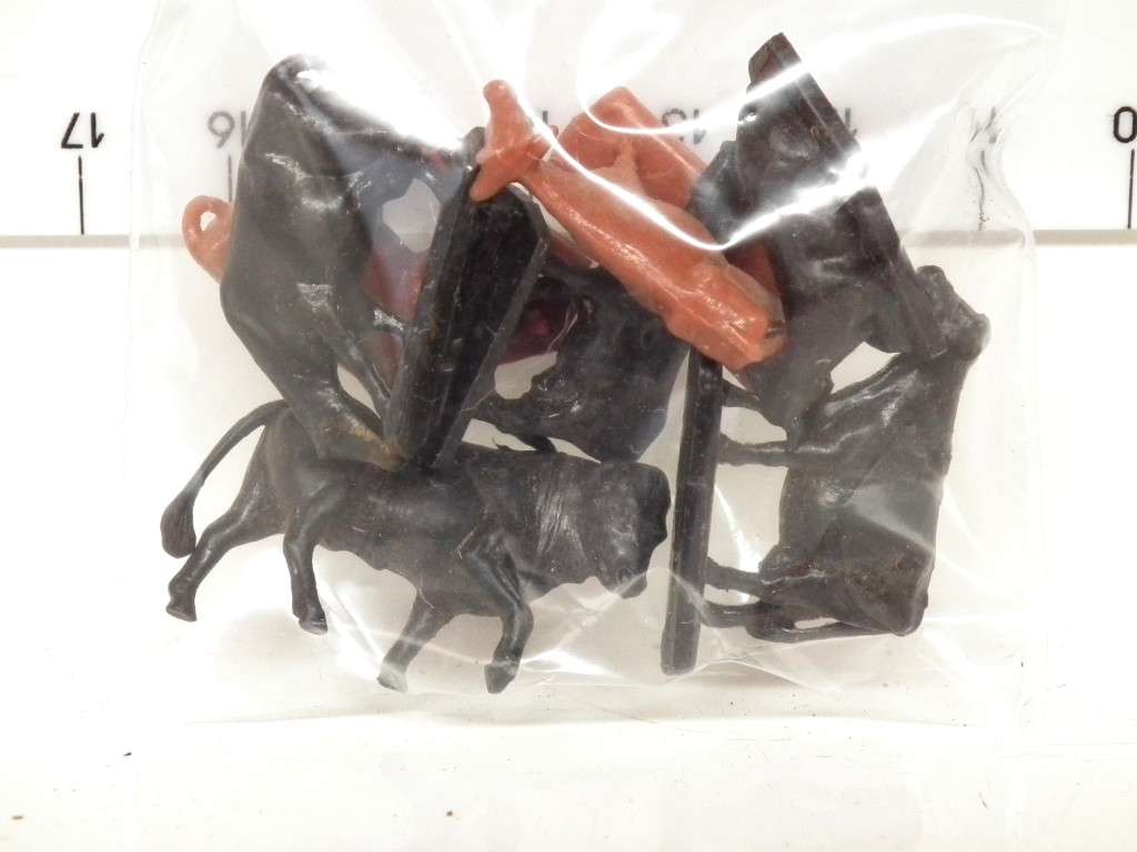 SCENERY HO: 7pc Detailed Plastic Cow Figures in Good Un-Painted Condition.
