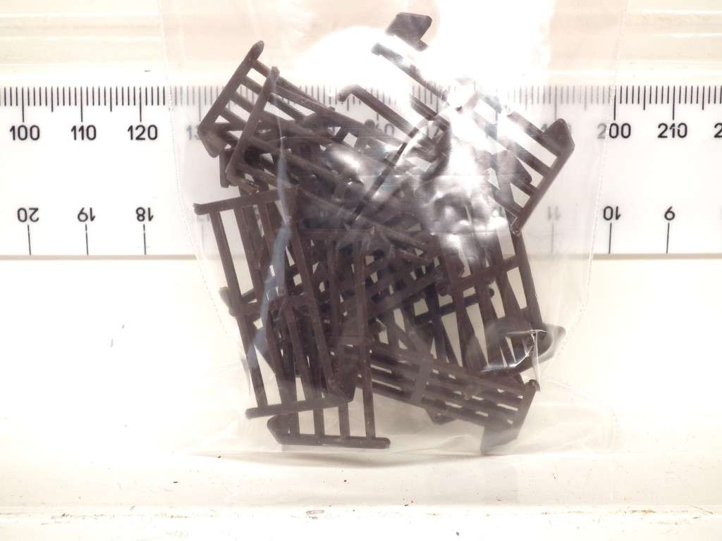 SCENERY HO: 15pc Detailed Plastic Wooden Fence in Good Condition.