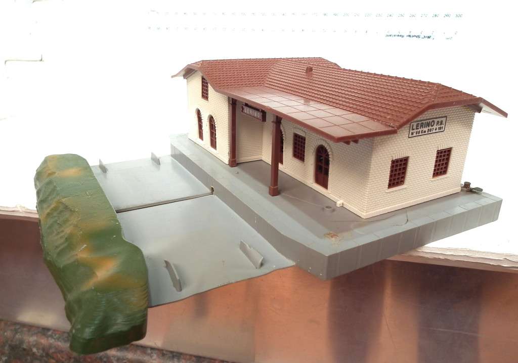LIMA HO: European  Station Building with Platform in Fair, Used and Un-Boxed condition(Italy)
