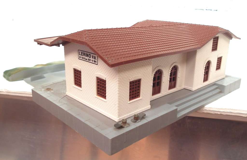 LIMA HO: European  Station Building with Platform in Fair, Used and Un-Boxed condition(Italy)