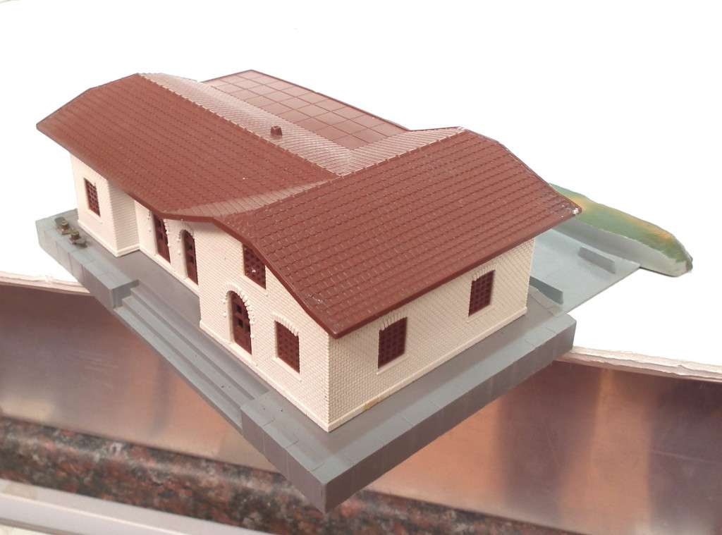 LIMA HO: European  Station Building with Platform in Fair, Used and Un-Boxed condition(Italy)