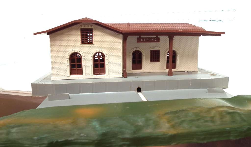 LIMA HO: European  Station Building with Platform in Fair, Used and Un-Boxed condition(Italy)