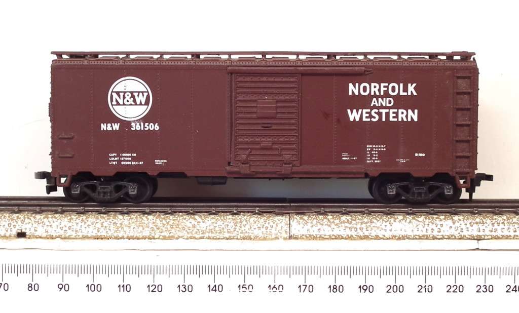 ATHEARN HO:  N&W 40` Box Car with Sliding Doors in Good un-boxed and Used condition.(USA)