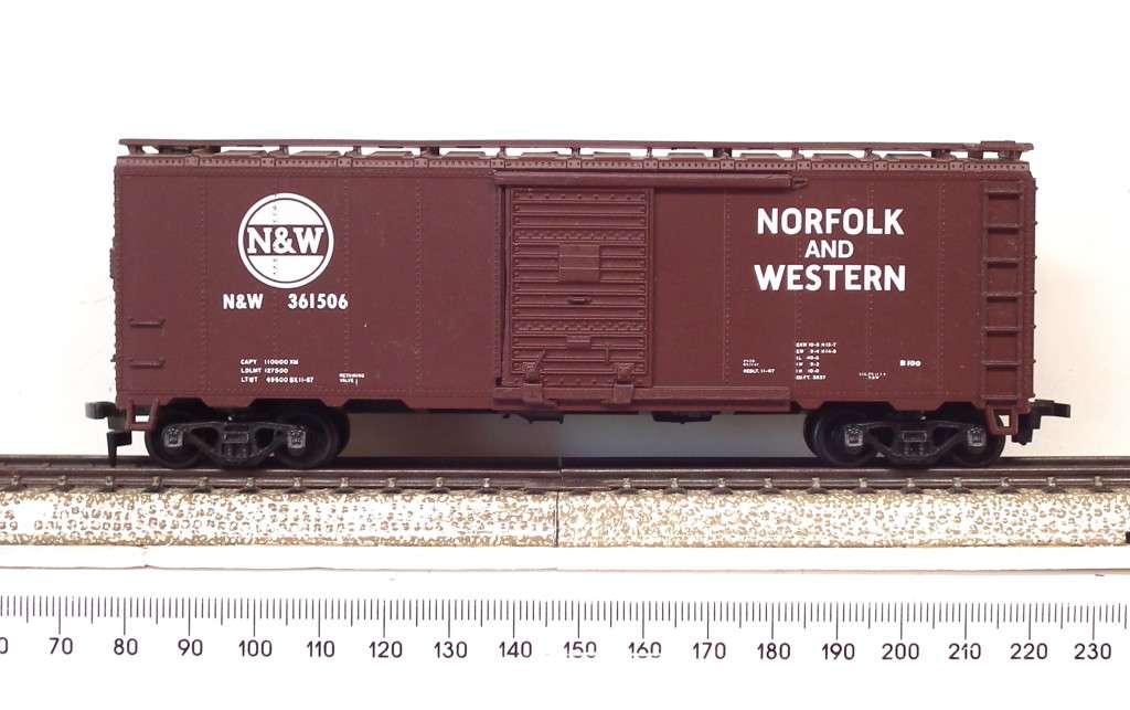ATHEARN HO:  N&W 40` Box Car with Sliding Doors in Good un-boxed and Used condition.(USA)