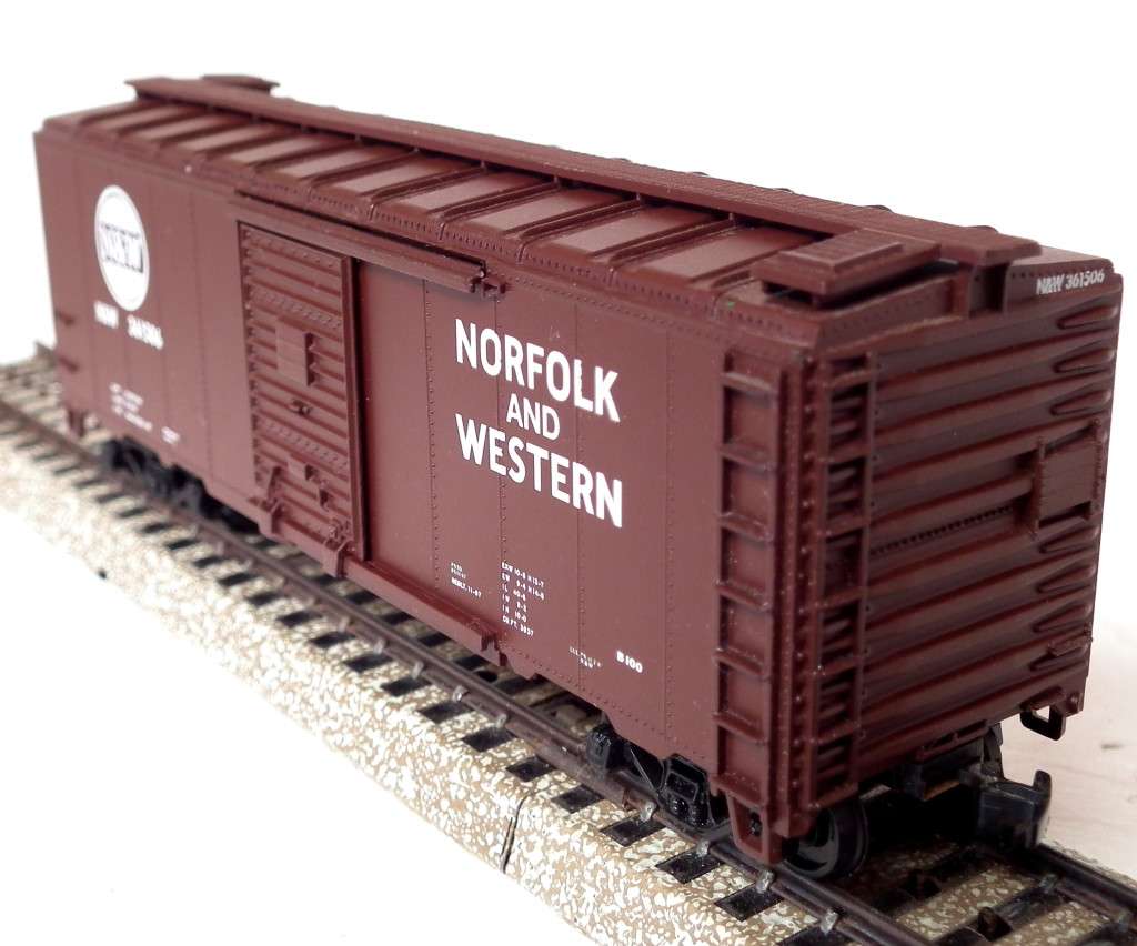ATHEARN HO:  N&W 40` Box Car with Sliding Doors in Good un-boxed and Used condition.(USA)