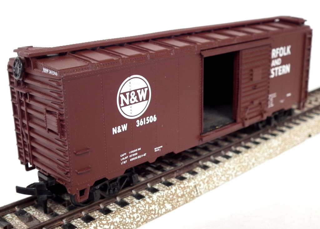 ATHEARN HO:  N&W 40` Box Car with Sliding Doors in Good un-boxed and Used condition.(USA)
