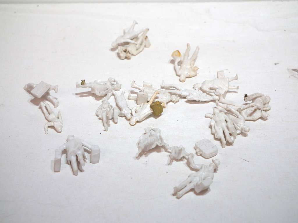 SCENERY HO: 20pc Detailed Plastic Station Passengers, in Good Un-Painted Condition.