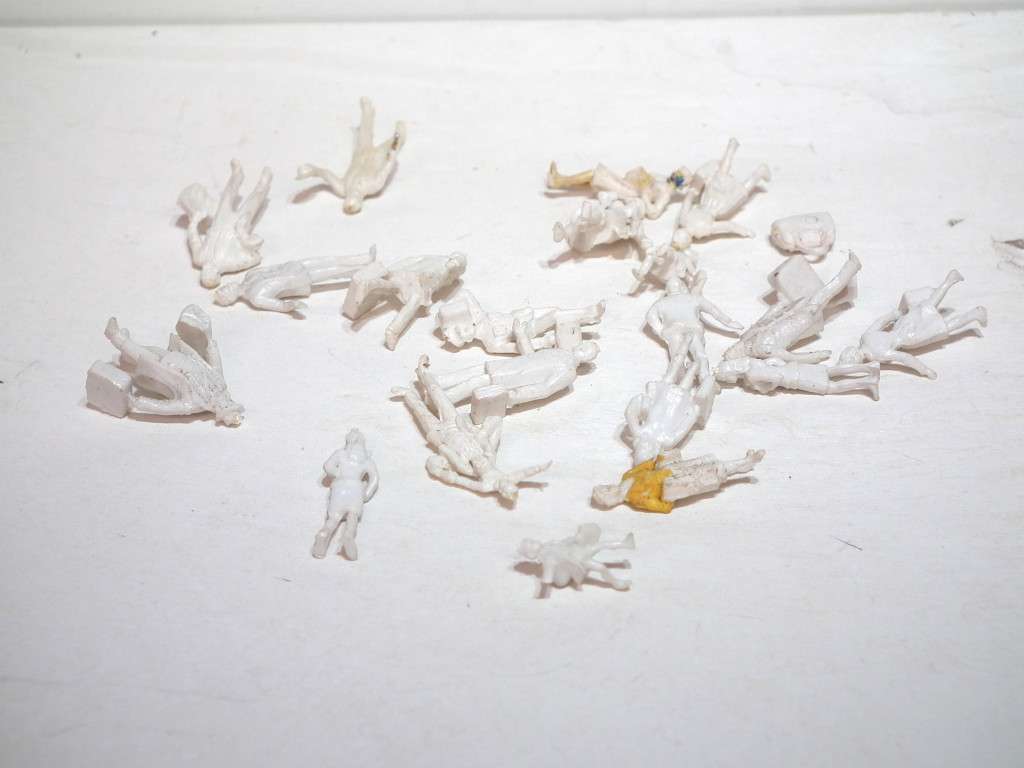 SCENERY HO: 20pc Detailed Plastic Station Passengers, in Good Un-Painted Condition.