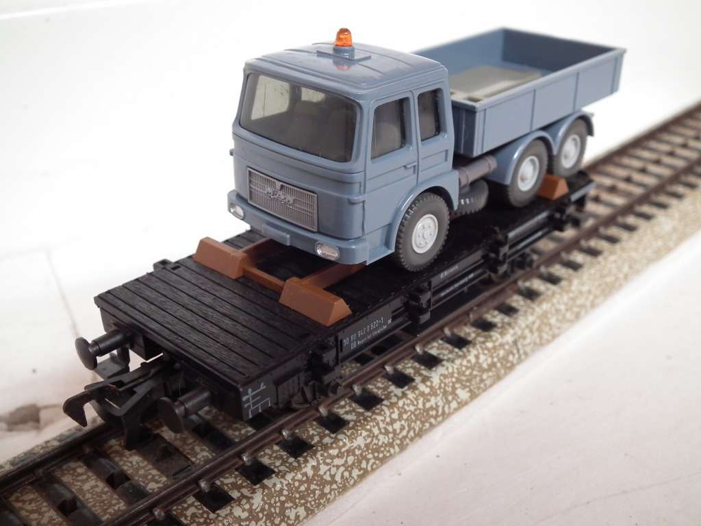 FLEISCHMANN HO: Modern Detailed Flat Wagon With MAN Truck Load in Like New Boxed Condition (GR)
