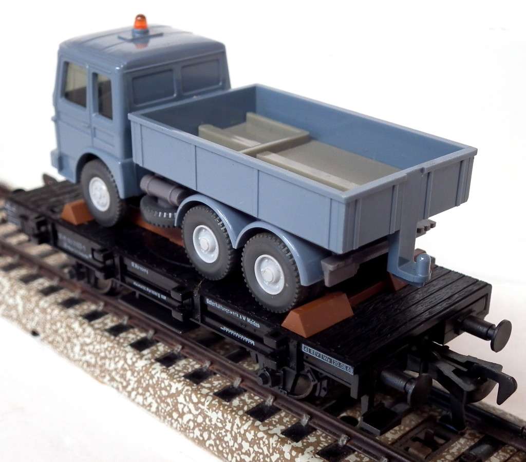 FLEISCHMANN HO: Modern Detailed Flat Wagon With MAN Truck Load in Like New Boxed Condition (GR)