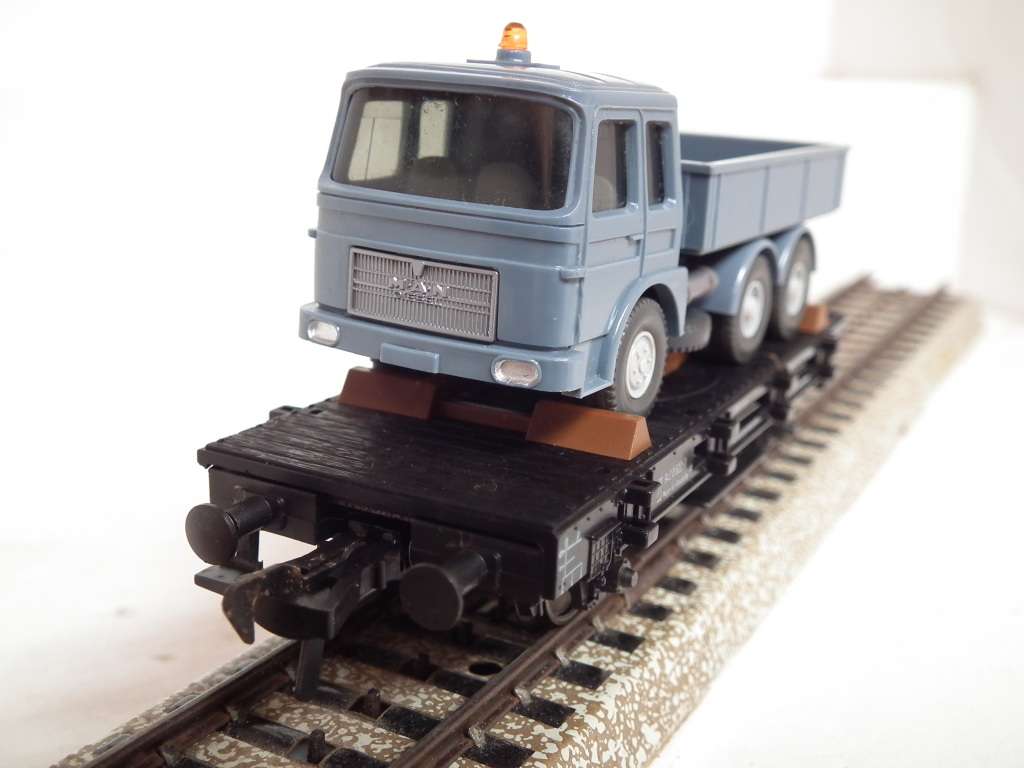 FLEISCHMANN HO: Modern Detailed Flat Wagon With MAN Truck Load in Like New Boxed Condition (GR)