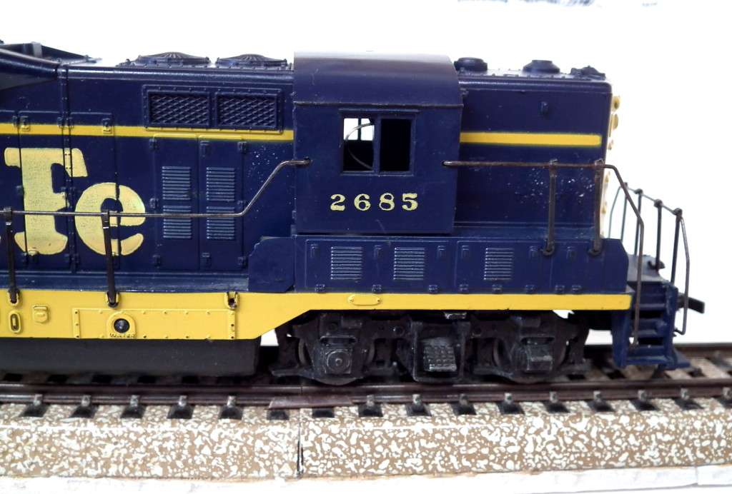 ATHEARN HO:  American `SANTA FE`  GP   Freight Diesel Locomotive in Fair Un-Boxed Condition(USA)